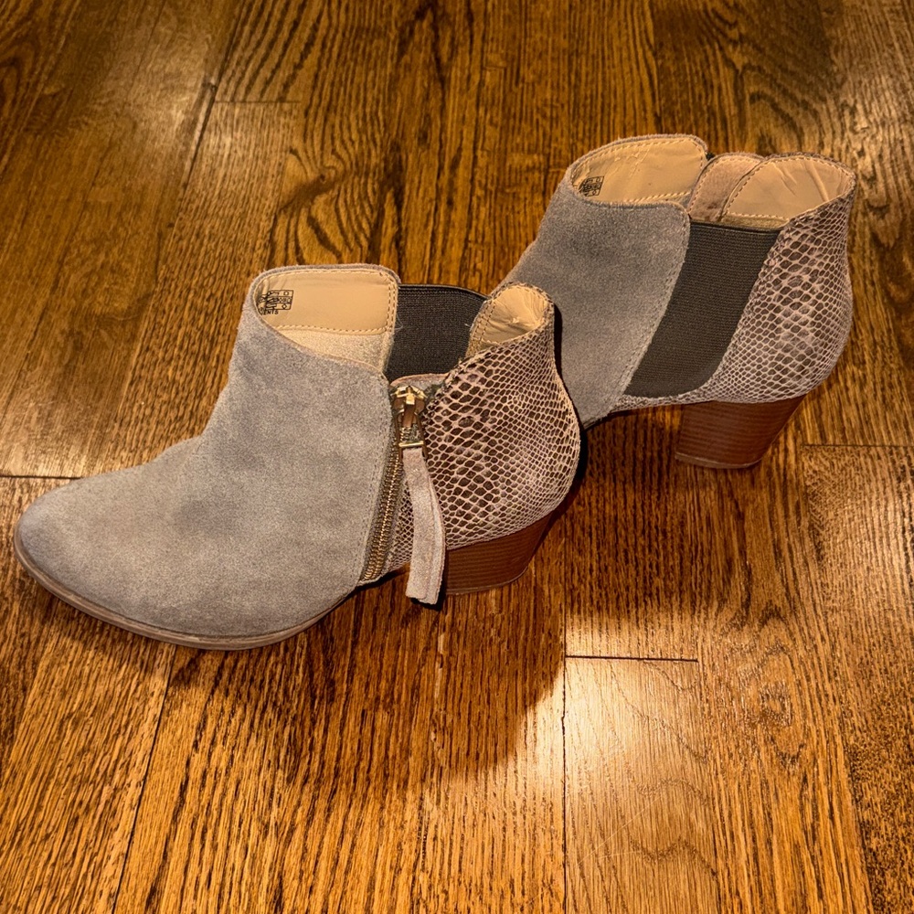 Vionic 322 Anne Style Gray taupe Ankle Bootie with snake embossed design size 7